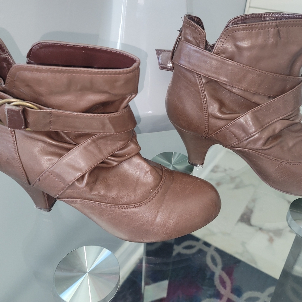 Short Brown Boots size 8 make is codify